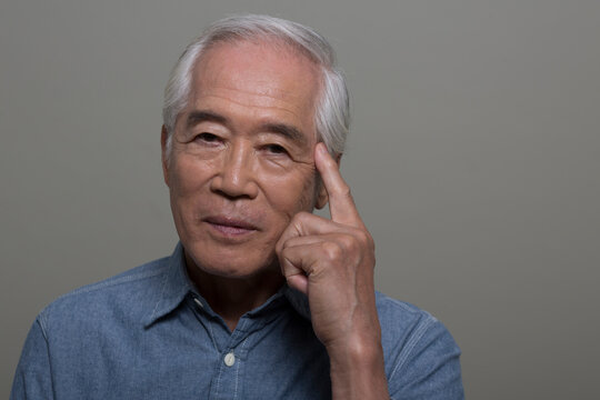 思案中のシニア男性