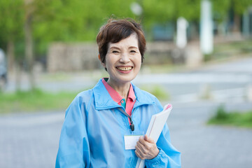 ボランティアのシニア女性