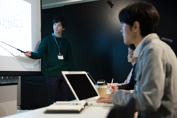 会議をするビジネス男女