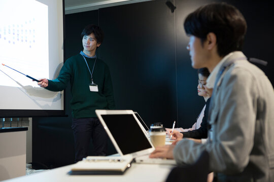 会議をするビジネス男女