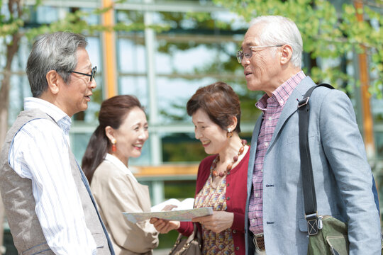 会話するシニアカップル2組