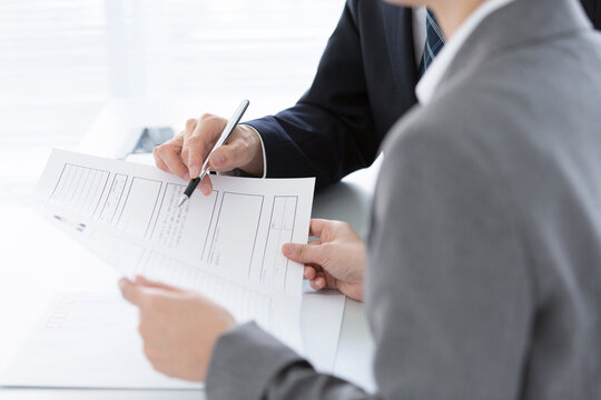 打ち合わせする面接官の男女の手元