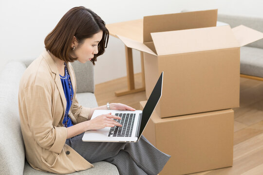 パソコンを見ている女性