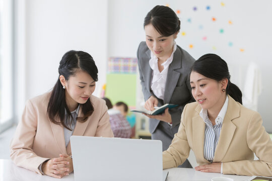 託児施設のあるオフィスで働くビジネスウーマン