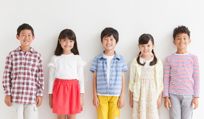 整列する5人の小学生