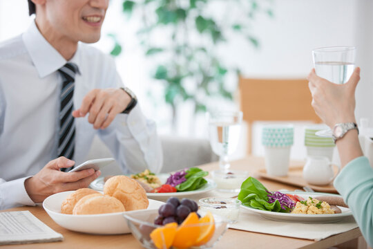 朝食を食べる夫婦の手元