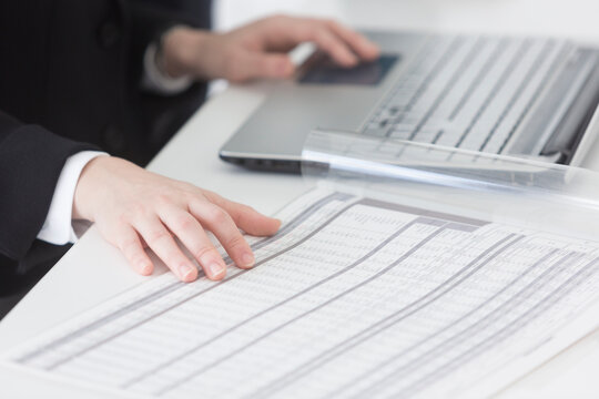 仕事をしているビジネスウーマンの手元