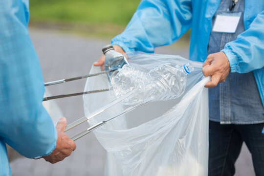 ゴミ拾いをするボランティア