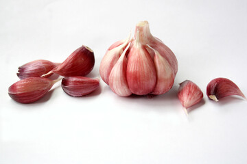 
Close-up fresh garlic and garlic cloves on a white background. Healthy eating.