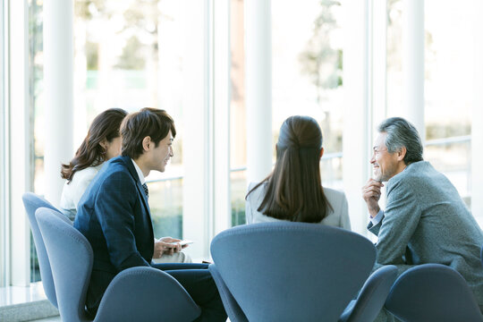 談笑するビジネス男女