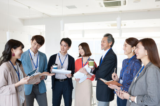 打ち合わせするビジネス男女