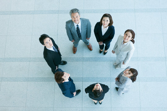 見上げるビジネス男女