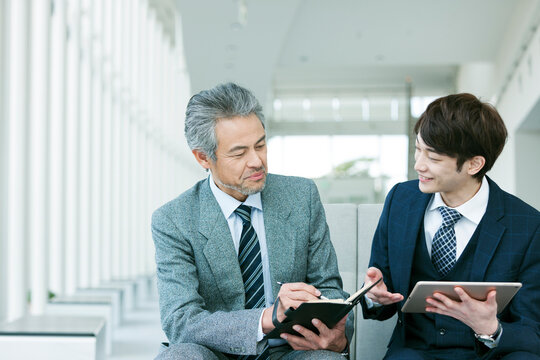 打ち合わせをするビジネスマン