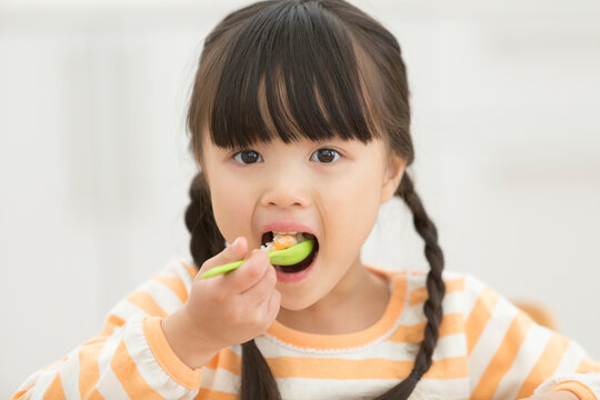 食事する女の子