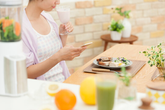 スマートフォンを操作する女性