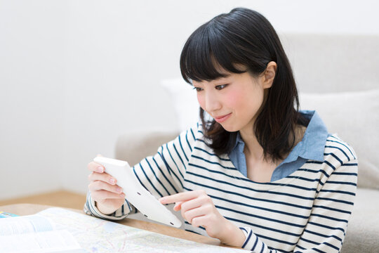 電卓を操作する女性