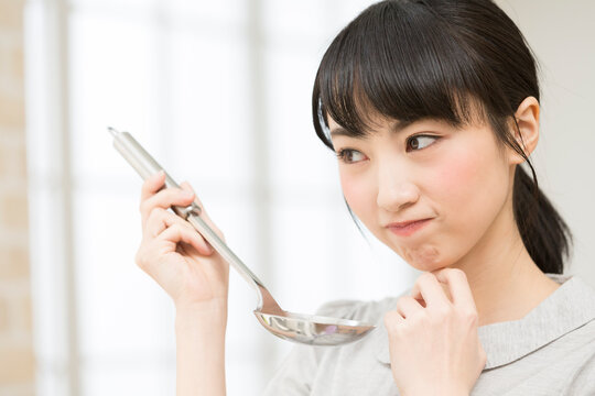味見をする女性