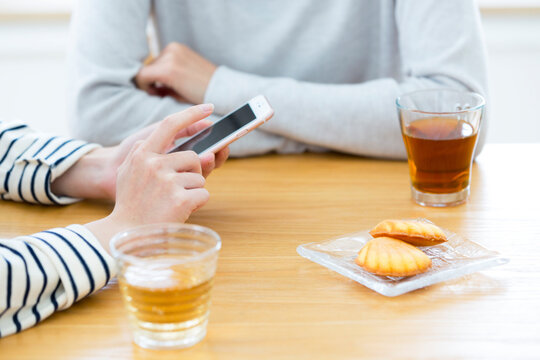 スマートフォンを操作する女性の手元