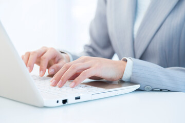 パソコンを操作するビジネスウーマンの手元