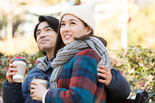 公園のベンチに座っているカップル