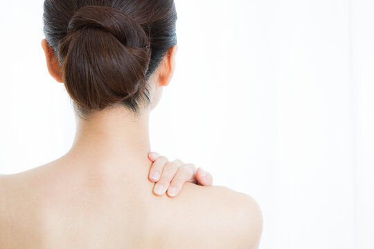 肩のマッサージをする女性