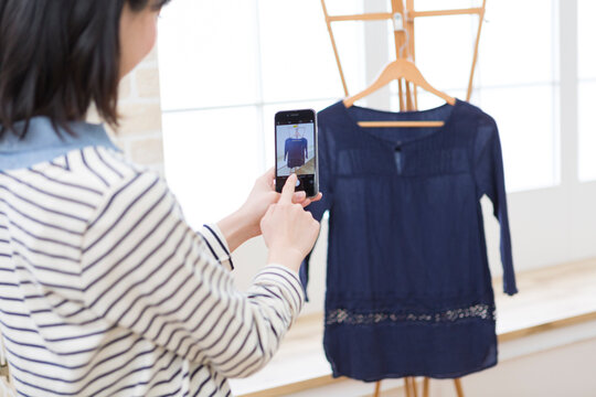 服を撮影する女性