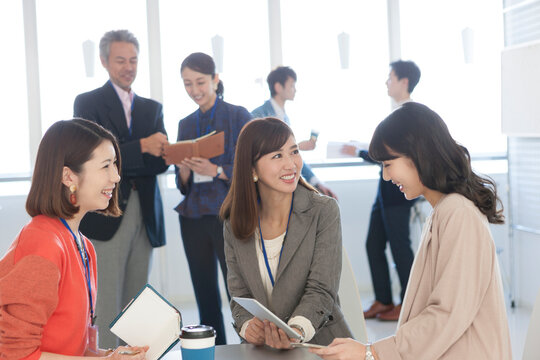 打ち合わせするビジネス男女