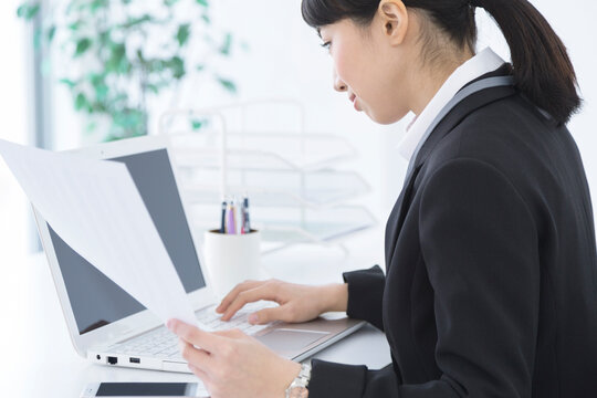 パソコンを操作するビジネスウーマン