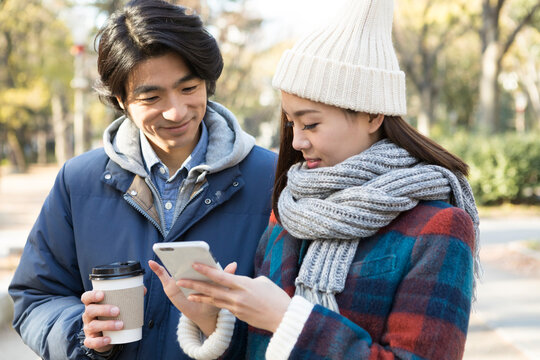 スマートフォンを見ているカップル