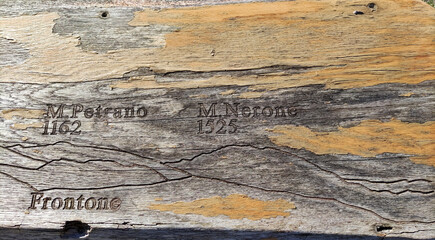 Vecchia tavola di legno incisa con le indicazioni altezza monti