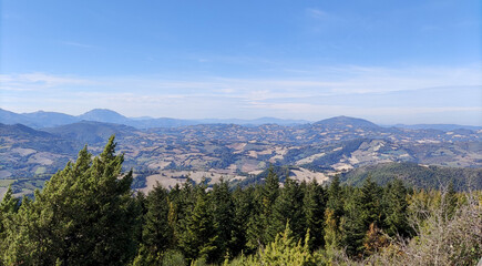 Fototapeta na wymiar Panorama dalla cima del Monte Sant'Angelo in Arcevia nelle Marche