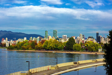 Obraz premium Beautiful skyline of Vancouver city at Vancouver Harbor , Harbor, yacht near the beach, Downtown on the background of a mountain range and blue cloudy sky 