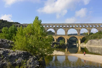 Cercles muraux Pont du Gard Randonnée au Pont du Gard (1er siècle) sur le Gardon à Vers-Pont-du-Gard (30210), département du Gard en région Occitanie, France