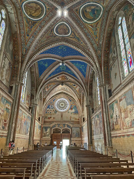 Assisi, La Basilica Superiore - interno con affreschi