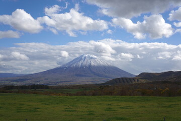 Obraz premium 冠雪した晩秋の羊蹄山