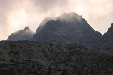 Alpengipfel im Dunst; Blick vom Lagazzuolo zur Cima del Duca