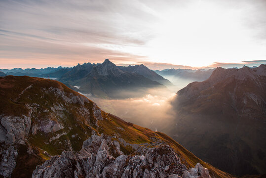 Sonnenaufgang mit Hochnebel auf dem Karhorn