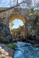 Obraz premium Matafrailes medival bridge over the Lozoya river in the Sierra de Guadarrama, Madrid