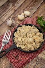 risotto au poulet et champignons sur une table