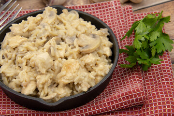 risotto au poulet et champignons sur une table