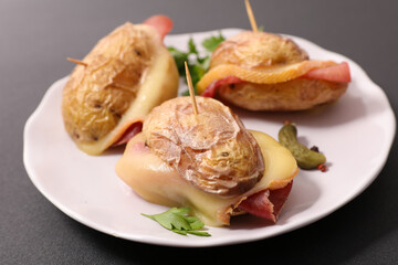 Obraz na płótnie Canvas baked potato with ham and cheese