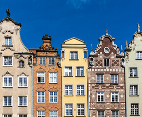 Fototapeta na wymiar colorful house fronts of row houses on the riverfront of the Motlawa River in the Old Town of Gdansk