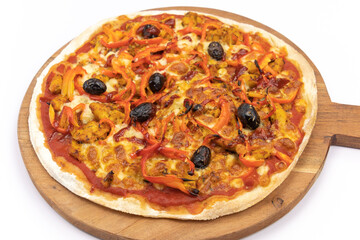 pizza au poulet et poivron isolé sur un fond blanc