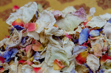 dried flowers used as confetti