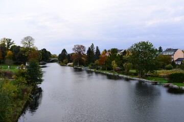 Fototapeta na wymiar water canal on an autumn day against the sky