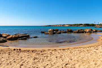 Fototapeta na wymiar Der Corallia Strand in Pegeia in der Region Paphos auf Zypern 