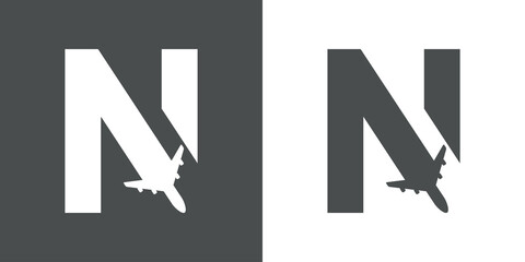 Fototapeta premium Logotipo con silueta de avión con trayectoria con forma de letra inicial N en fondo gris y fondo blanco