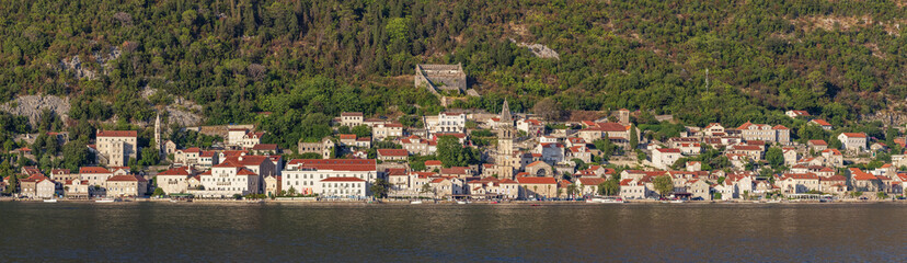 Fototapeta na wymiar Perast, as an absolute highlight of the Bay of Kotor, is also one of the most beautiful Baroque towns in Montenegro.