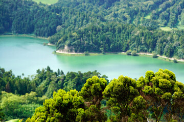 Fototapeta na wymiar green and blue lake in cidade on the azores islands