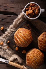 Pork greaves bun